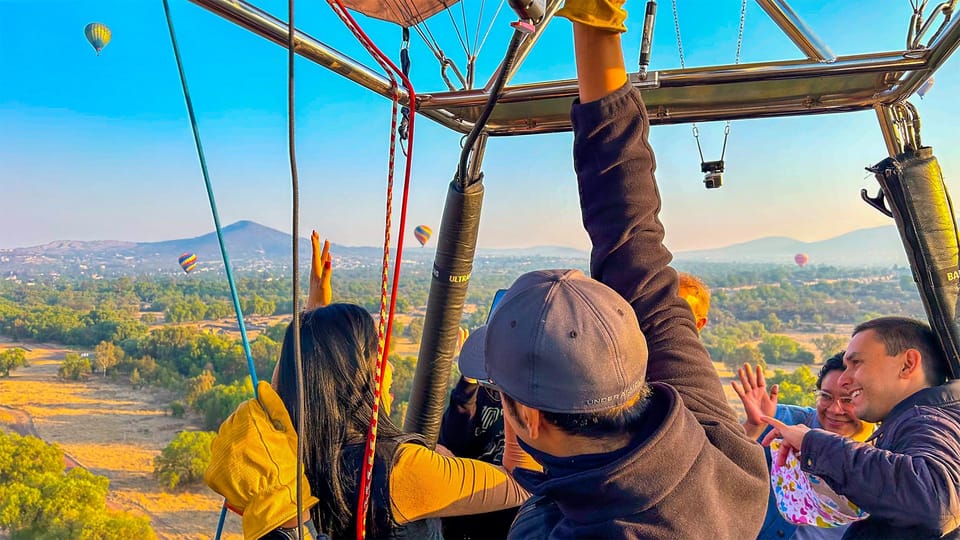 CDMX: Teotihuacan Balloon Flight with Optional Pyramids Tour - Teotihuacan with a professional guide: pacing plus context