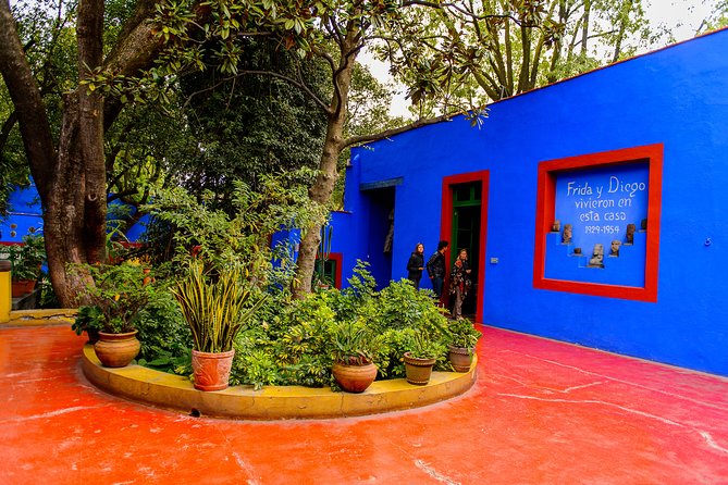 Frida Kahlo's House, Coyoacan and Xochimilco - All Day Tour - Stop 2: UNAM Central Library area for quick perspective