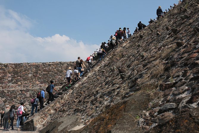 Full-Day Teotihuacan Hot Air Balloon Tour from Mexico City Including Transport - In the balloon: what you’ll see and how the basket works