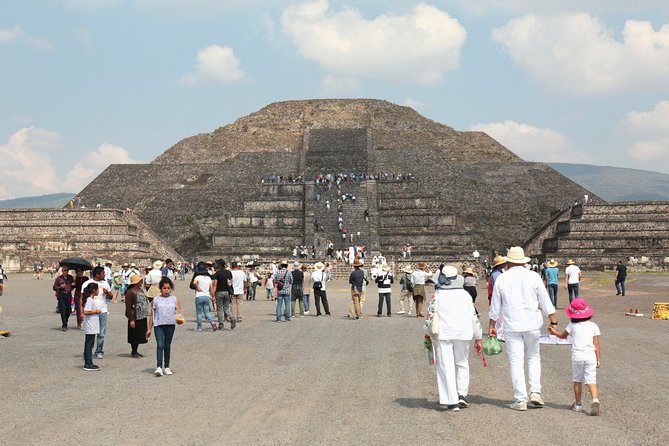 Full-Day Teotihuacan Hot Air Balloon Tour from Mexico City Including Transport - The landing ritual: certificate, coffee, and the toast