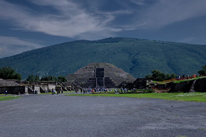 Guided tour in Teotihuacan + breakfast in Cueva + Transportation CDMX - Tlalocan Workshop and Tasting: Obsidian, Maguey, and Context