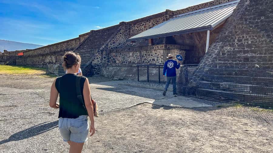 Mexico City: Afternoon Tour to Teotihuacan - The coach-to-craft transition: why the obsidian workshop is more than a souvenir stop