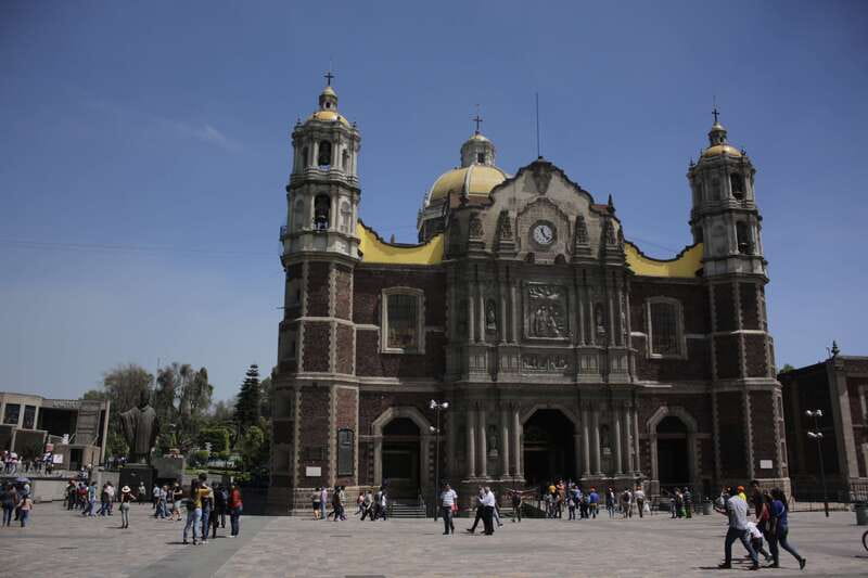 Mexico City: Hop-On Hop-Off Bus City Tour - Circuit 3 (Yellow): Downtown to Temples with Guadalupe and historic landmarks