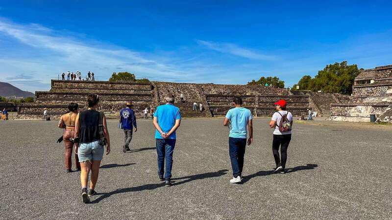 Mexico City: Teotihuacan, Tlatelolco & Basilica of Guadalupe - The spirits and arts-and-crafts workshop stop: tequila tasting plus a cultural break