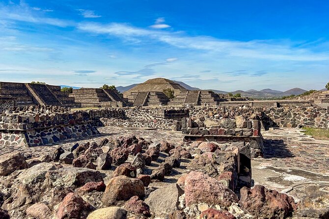 Teotihuacan, Guadalupe Shrine & Tlatelolco Day Tour with Lunch - Lunch at Tlacaelel: fiesta music and why the meal timing matters