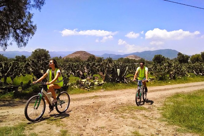 Teotihuacán plus Bike Tour - San Martín de las Pirámides bike segment: valley views and a living mural area