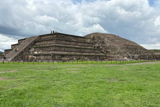 Teotihuacan Pyramids VIP Tour without Commercial Stops - Transportation quality and safety: vans, drivers, and the real-world day