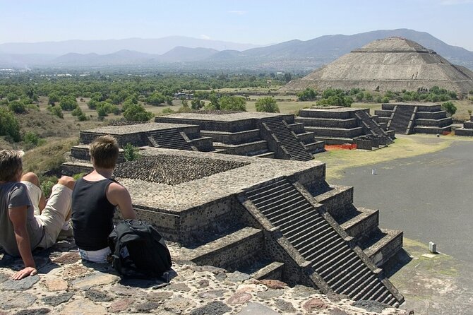 Teotihuacan, Shrine of Guadalupe & Tlatelolco - The Basilica de Guadalupe: a pilgrimage site with real atmosphere