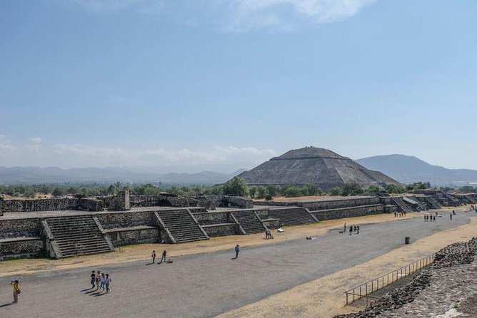 Teotihuacan, Shrine of Guadalupe & Tlatelolco Day Tour - Basilica de Santa Maria de Guadalupe: the 60-minute stop that matters