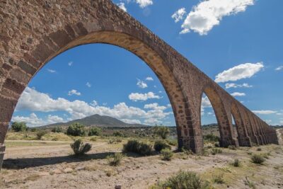 Unlock Teotihuacan Pyramids: Private Tour & Delicious Local Lunch - Riding public buses with your guide (fare included): the real Mexico City part