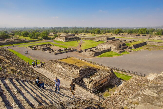 Unlock Teotihuacan Pyramids: Private Tour & Delicious Local Lunch - Quetzalcoatl Pyramid viewpoints: wind, height, and timing